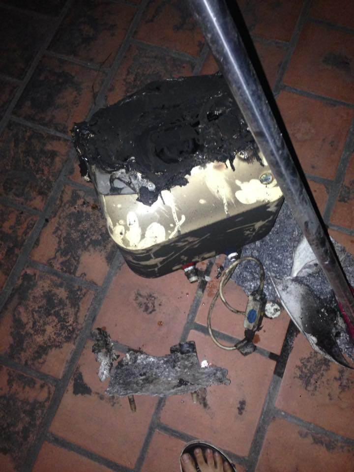 Hà Nội: Chuẩn bị tắm cho con, ông bố trẻ bàng hoàng khi bình nóng lạnh bốc cháy, phát nổ-1