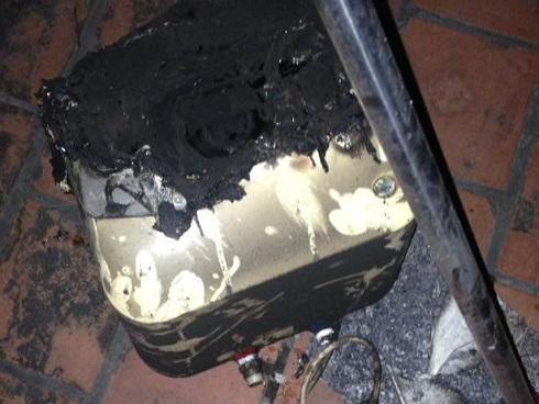 Hoảng hồn bình nóng lạnh phát nổ, cháy đen thui-2