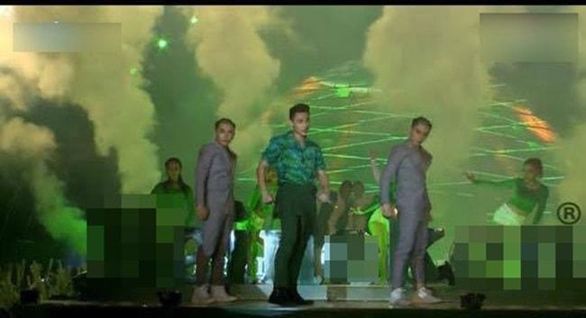 Những lần toát mồ hôi vì rách áo, bục quần trên sân khấu của sao Việt-6