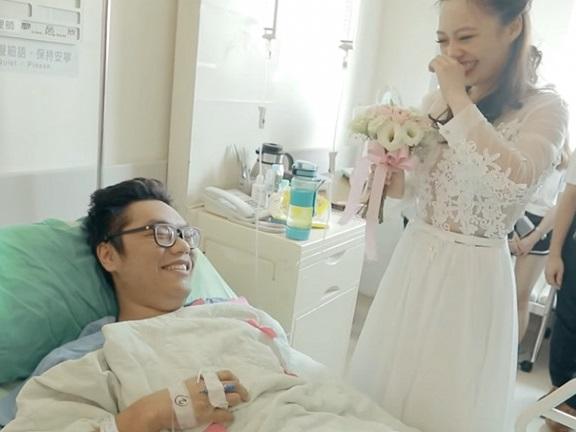 Hai cô gái gây phản cảm khi mặc đồ lót livestream bán hàng-3