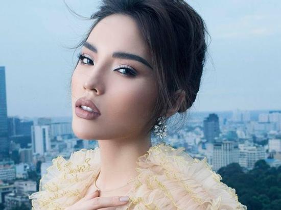 Mùng 1 tết, Lan Khuê đăng status 'bóng gió' vì Kỳ Duyên được gọi là 'nữ hoàng vedette'?