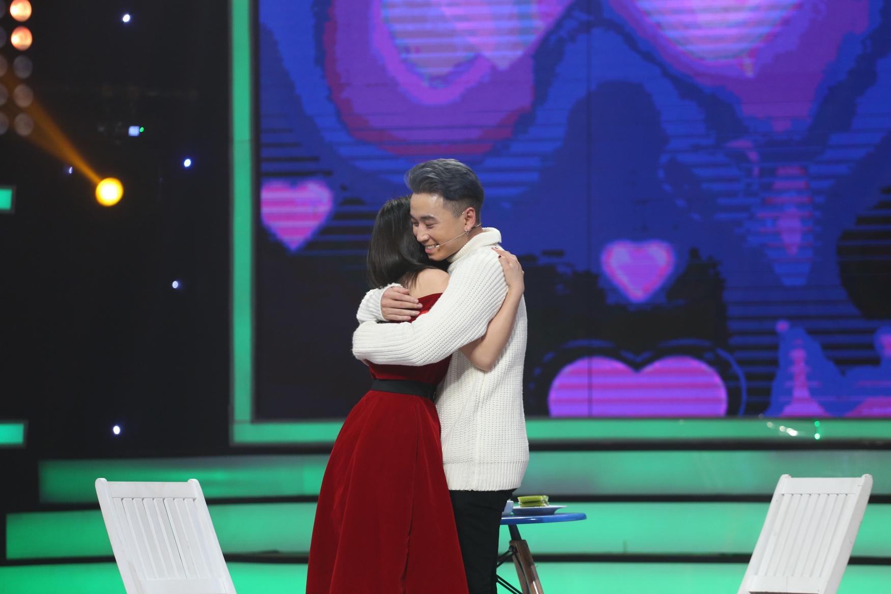 Vì yêu mà đến: Happy ending thứ 3 xuất hiện, Karik nắm tay cô sinh viên xinh đẹp rời khỏi chương trình-9