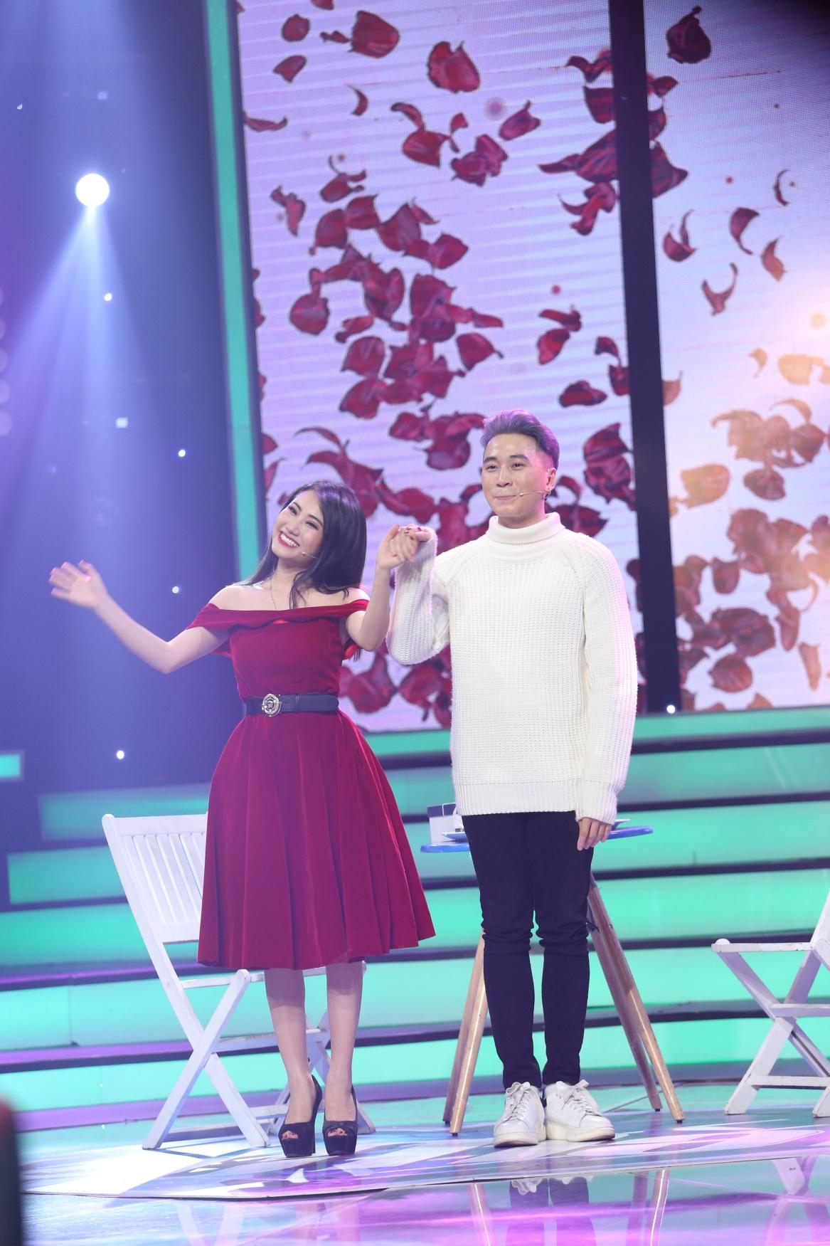 Vì yêu mà đến: Happy ending thứ 3 xuất hiện, Karik nắm tay cô sinh viên xinh đẹp rời khỏi chương trình-10