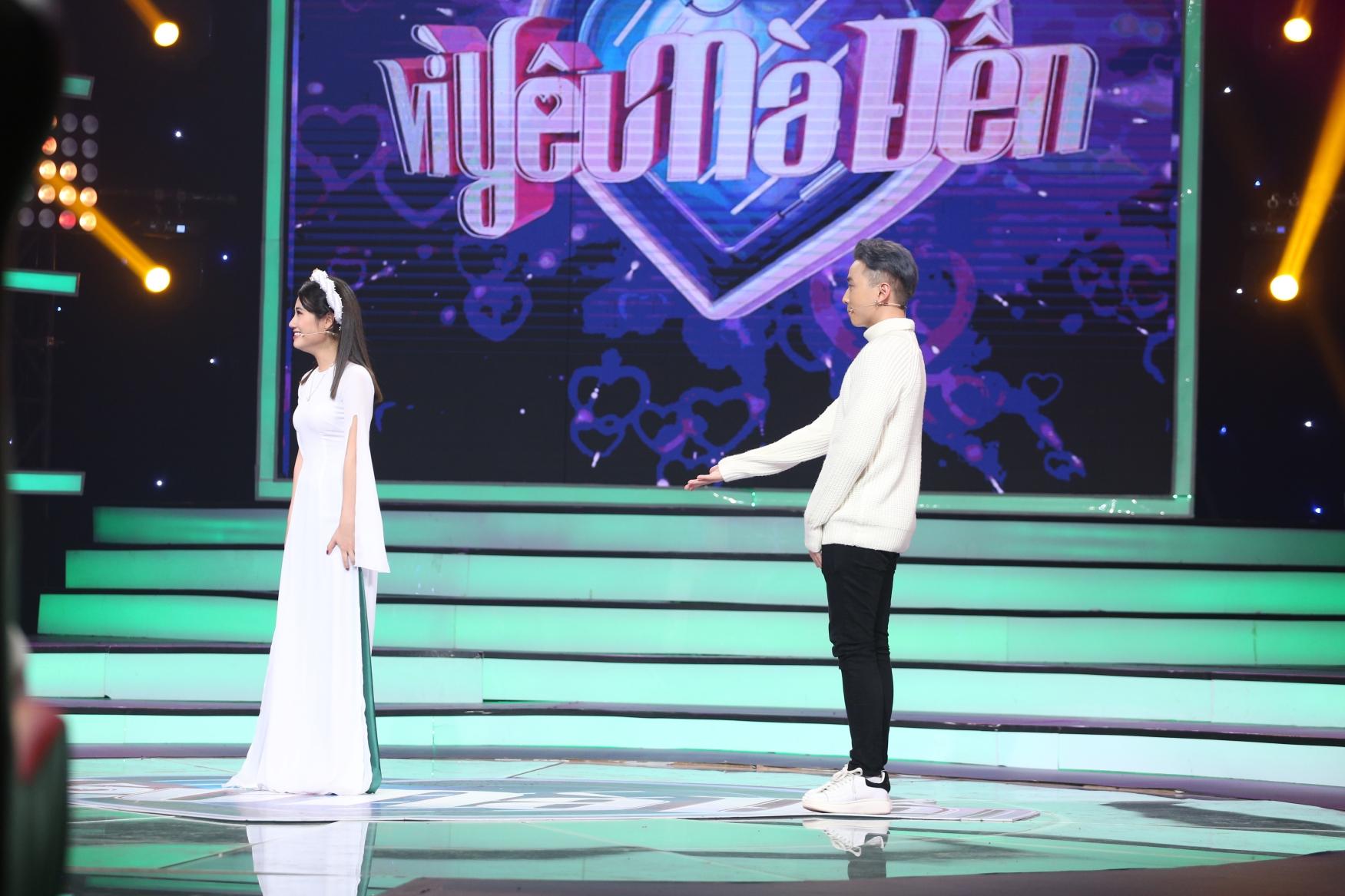 Vì yêu mà đến: Happy ending thứ 3 xuất hiện, Karik nắm tay cô sinh viên xinh đẹp rời khỏi chương trình-4