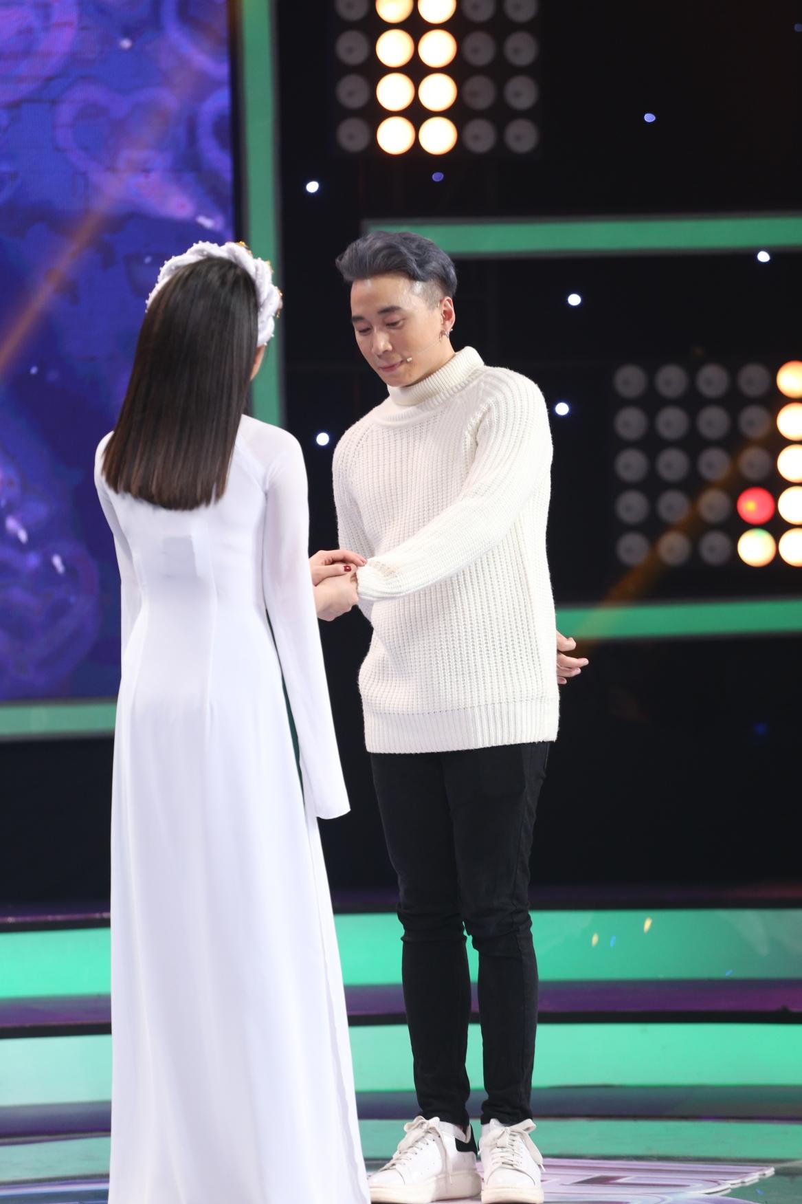 Vì yêu mà đến: Happy ending thứ 3 xuất hiện, Karik nắm tay cô sinh viên xinh đẹp rời khỏi chương trình-5