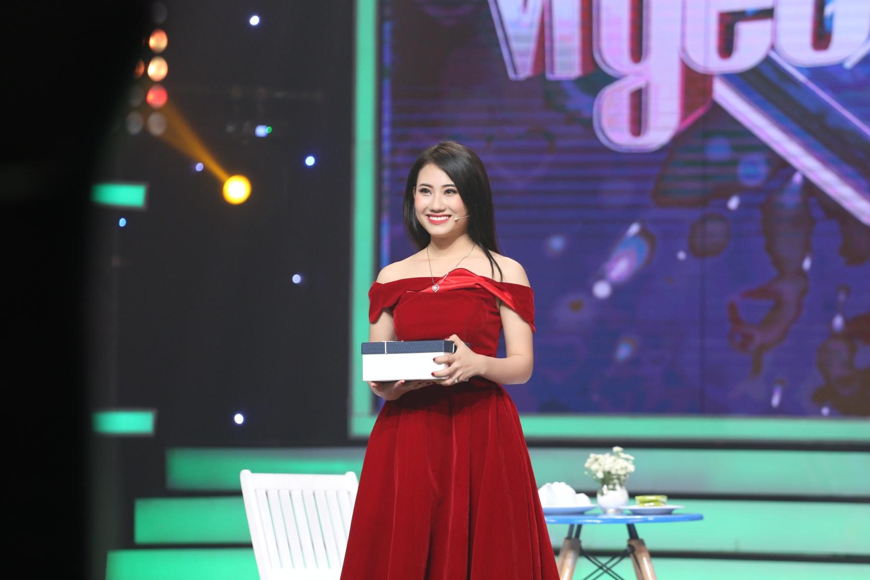 Vì yêu mà đến: Happy ending thứ 3 xuất hiện, Karik nắm tay cô sinh viên xinh đẹp rời khỏi chương trình-6