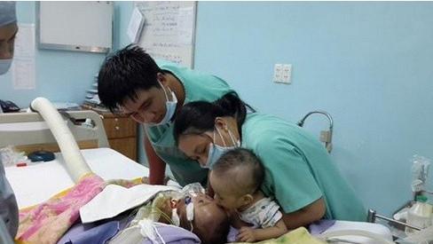 Bức ảnh HOT nhất hôm nay: Nụ hôn vĩnh biệt khiến triệu người rơi lệ-3