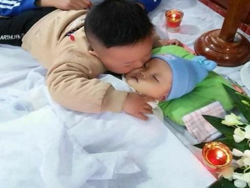 Bức ảnh HOT nhất hôm nay: 'Nụ hôn vĩnh biệt' khiến triệu người rơi lệ