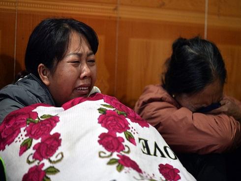 Vật thể lạ phát nổ khiến 2 trẻ nhỏ bị thương-2