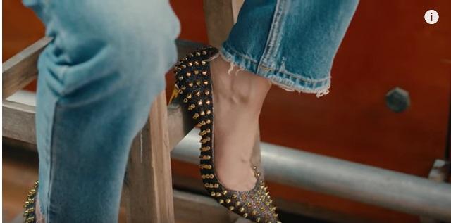 Áo denim phối giầy high heels đinh tán, Mỹ Tâm hóa quý cô retro chất chơi trong MV mới-4