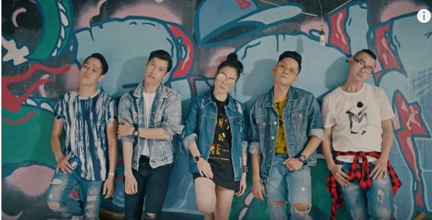 Áo denim phối giầy high heels đinh tán, Mỹ Tâm hóa quý cô retro chất chơi trong MV mới-2