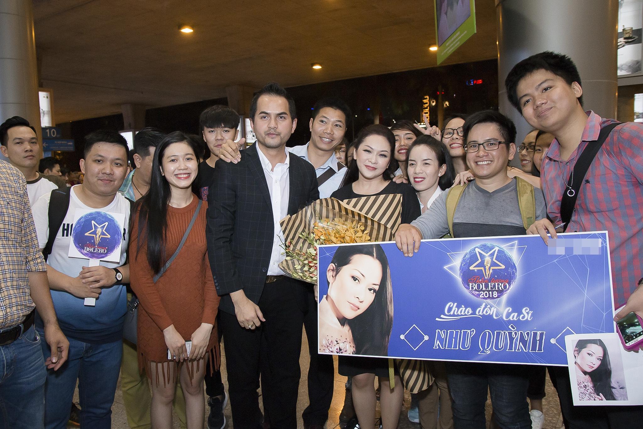 Như Quỳnh hạnh phúc khi được hàng trăm khán giả chào đón tại sân bay-1