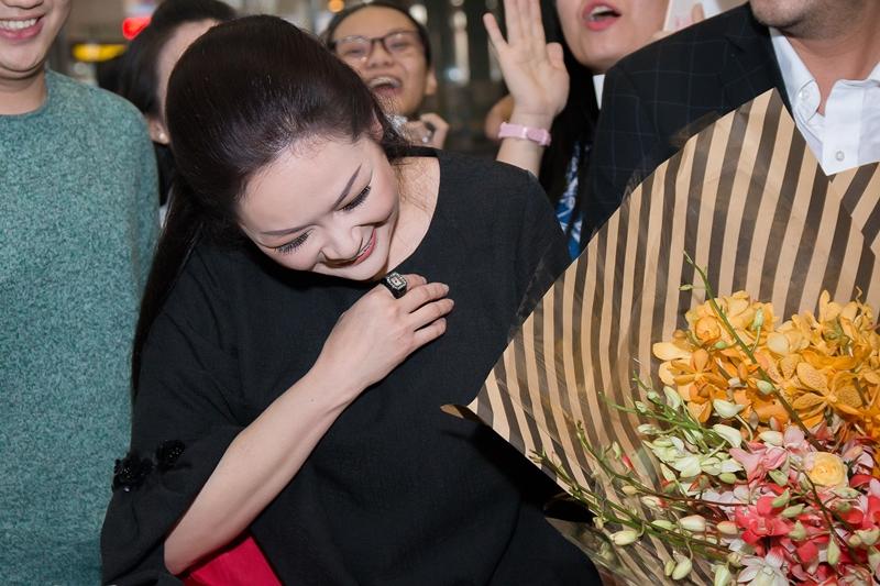 Như Quỳnh hạnh phúc khi được hàng trăm khán giả chào đón tại sân bay-2