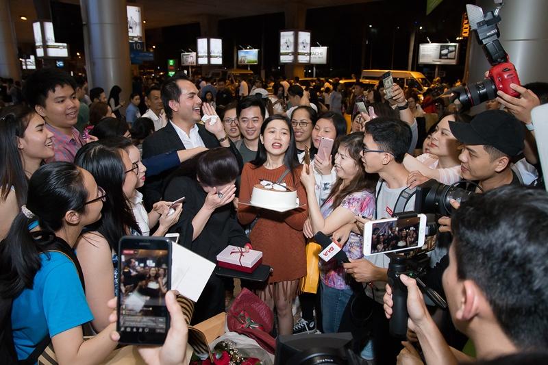 Như Quỳnh hạnh phúc khi được hàng trăm khán giả chào đón tại sân bay-3