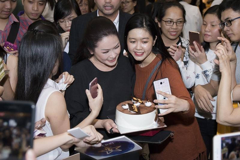 Như Quỳnh hạnh phúc khi được hàng trăm khán giả chào đón tại sân bay-5