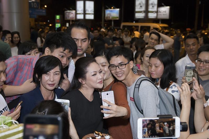 Như Quỳnh hạnh phúc khi được hàng trăm khán giả chào đón tại sân bay-6