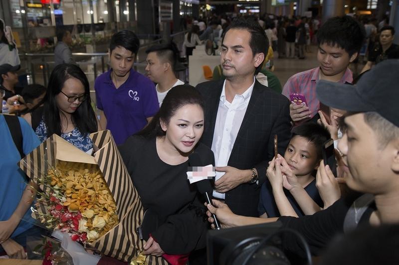 Như Quỳnh hạnh phúc khi được hàng trăm khán giả chào đón tại sân bay-8