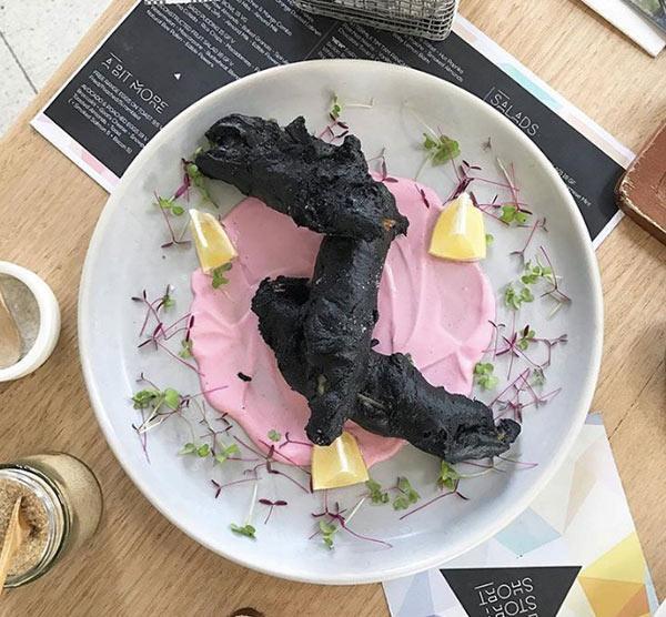 Món ăn đen xì nhưng đang cháy hàng ở Úc hoá ra là tác phẩm của một cô gái Việt-1