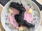 Món ăn đen xì nhưng đang 'cháy hàng' ở Úc hoá ra là tác phẩm của một cô gái Việt