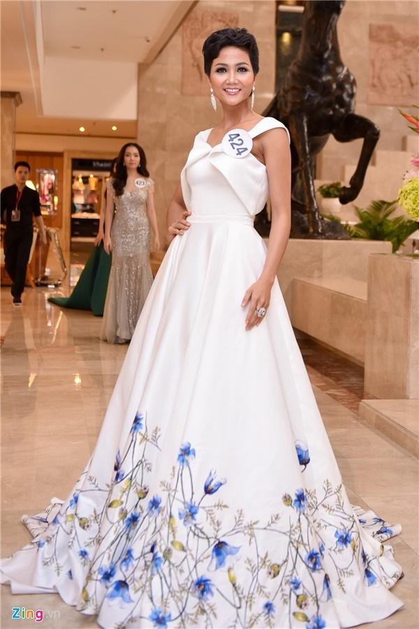 Đặt lên bàn cân nhan sắc 5 người đẹp được đánh giá giành ngôi cao nhất Hoa hậu Hoàn vũ Việt Nam 2017-11