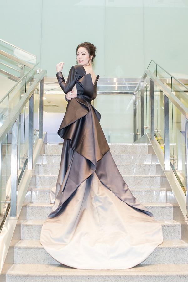 Nhật Kim Anh váy áo lộng lẫy được dàn trai đẹp vây quanh tại buổi ra mắt phim 18+-1