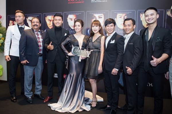 Nhật Kim Anh váy áo lộng lẫy được dàn trai đẹp vây quanh tại buổi ra mắt phim 18+-8