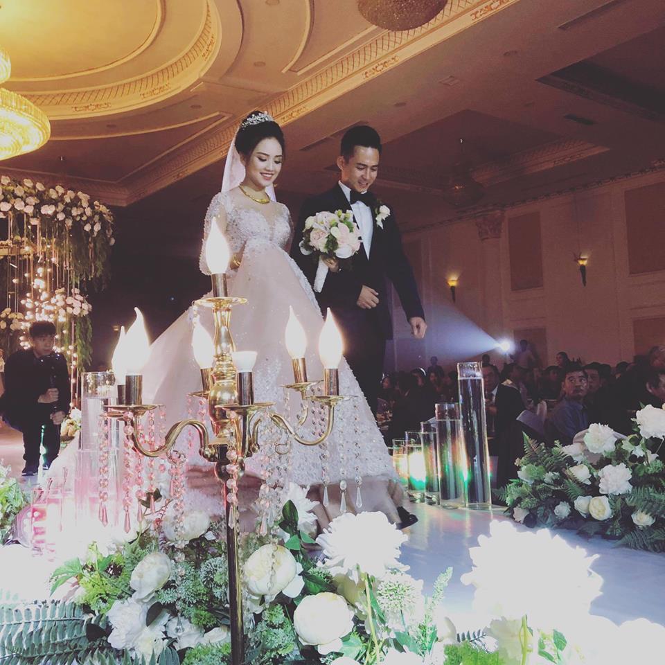 Trọn bộ ảnh cưới ngập cảnh khóa môi của nàng hậu Trần Tố Như và hot boy cảnh sát-1