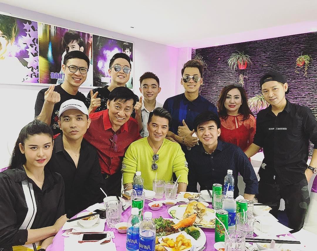 Tin sao Việt: Trương Quỳnh Anh và Tim đi chơi cùng bạn bè giữa tin đồn ra ở riêng-1