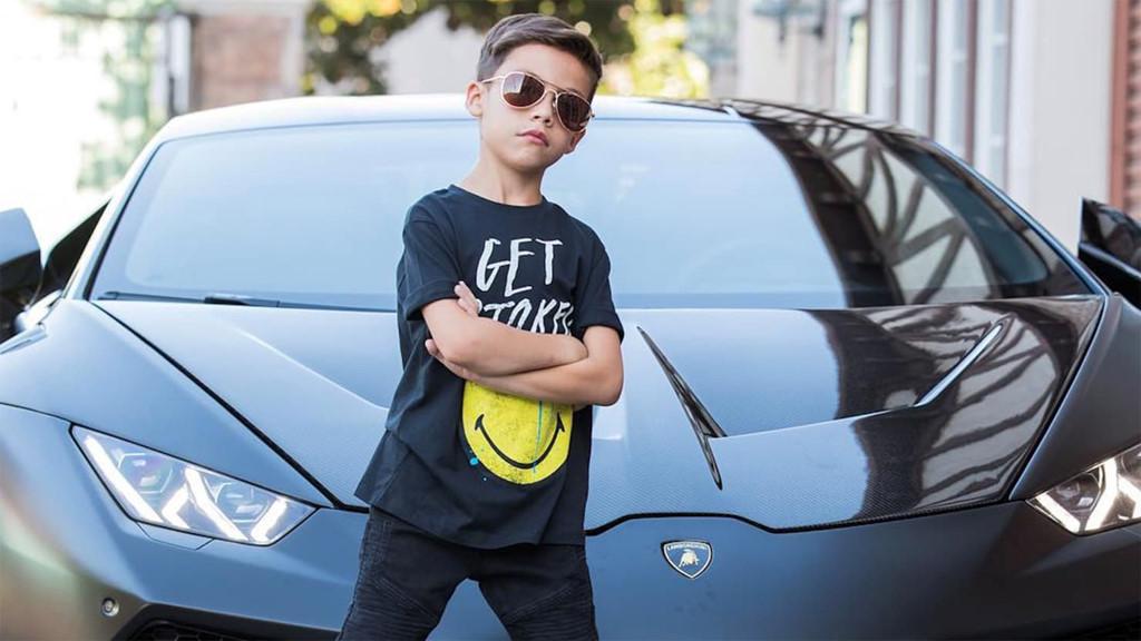 Cậu bé 7 tuổi nổi tiếng với phong cách thời trang cực chất-1