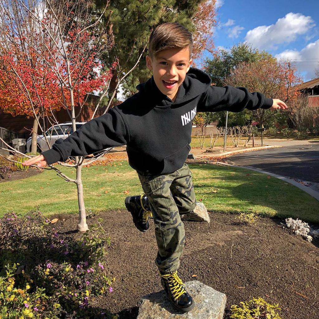 Cậu bé 7 tuổi nổi tiếng với phong cách thời trang cực chất-3