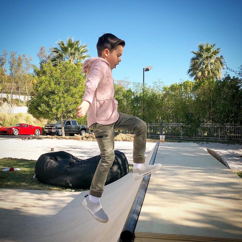 Cậu bé 7 tuổi nổi tiếng với phong cách thời trang cực chất-4