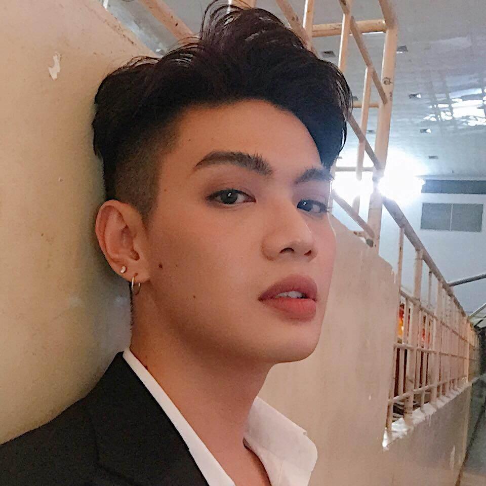 Trang điểm thôi chưa đủ, Đào Bá Lộc còn khiến chị em ghen tỵ vì gia tài toàn là son-2