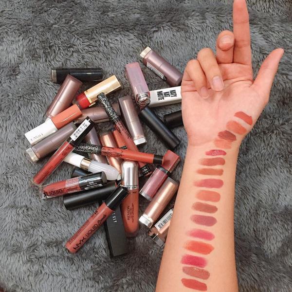 Trang điểm thôi chưa đủ, Đào Bá Lộc còn khiến chị em ghen tỵ vì gia tài toàn là son-5