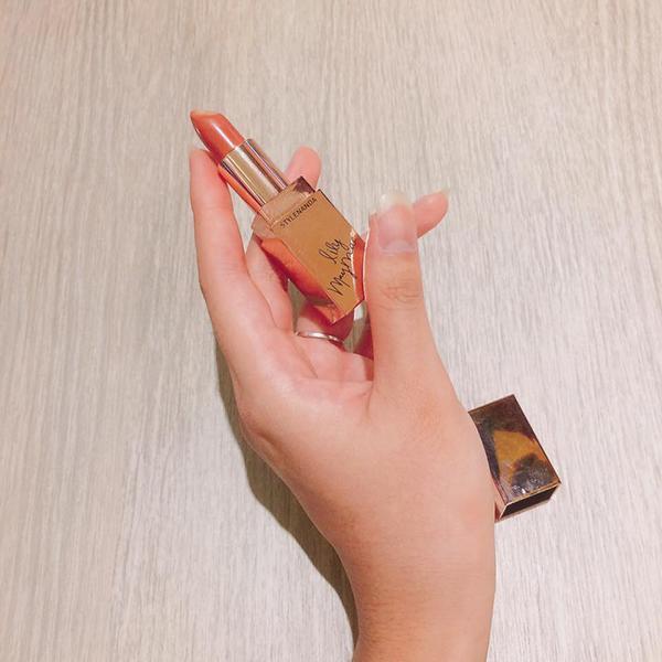 Trang điểm thôi chưa đủ, Đào Bá Lộc còn khiến chị em ghen tỵ vì gia tài toàn là son-6