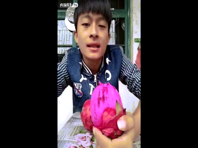 Xem 'soái ca' hướng dẫn ăn thanh long nguyên quả