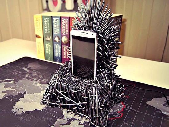 Smartphone Samsung thể hiện ngôi vua với đế sạc 'ngai sắt' Iron Throne