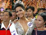 Hoa hậu H'Hen Niê bác thông tin bị cha mẹ ép bỏ học sớm để đi lấy chồng