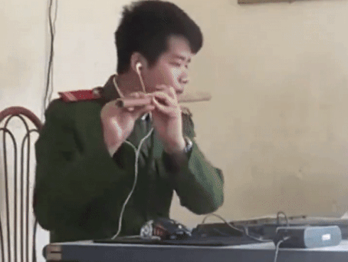 Soái ca cảnh sát thổi sáo hit Buồn của anh khiến người nghe ‘nổi da gà’ vì quá hay-1