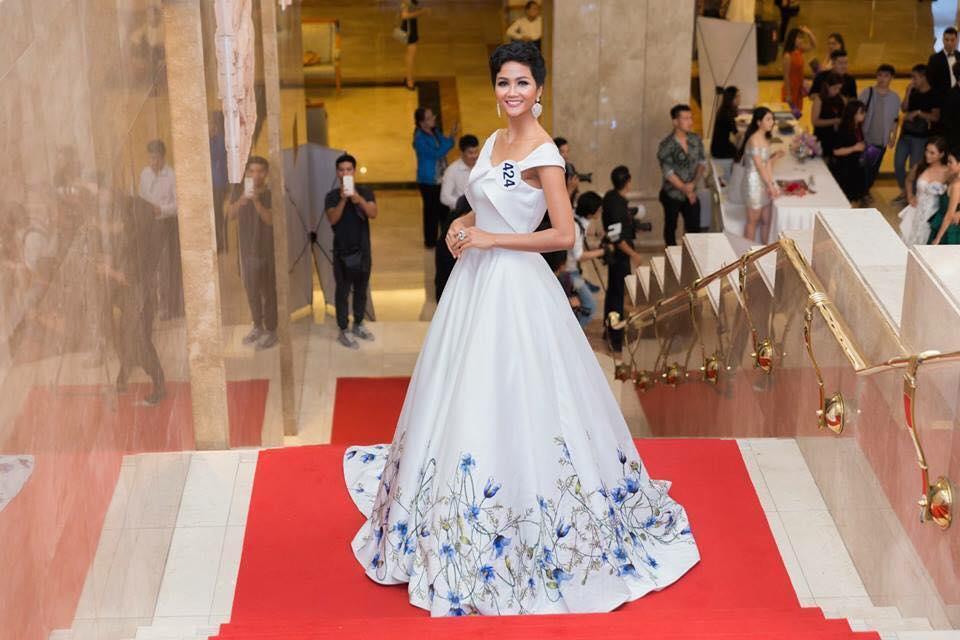 Những trang phục giúp HHen Niê tỏa sáng và chinh phục vương miện Hoa hậu Hoàn vũ Việt Nam 2017-8