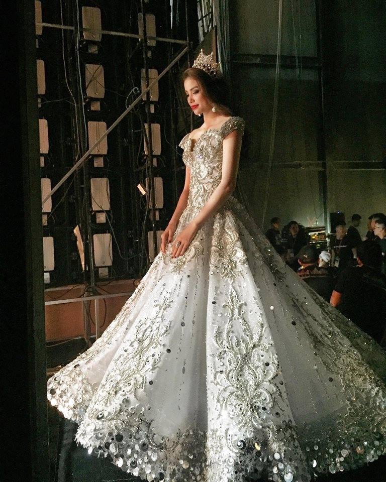 Hoa hậu Hoàn vũ Việt Nam xuất hiện nàng Lọ Lem, bạn có nhận ra đó là Phạm Hương?-1