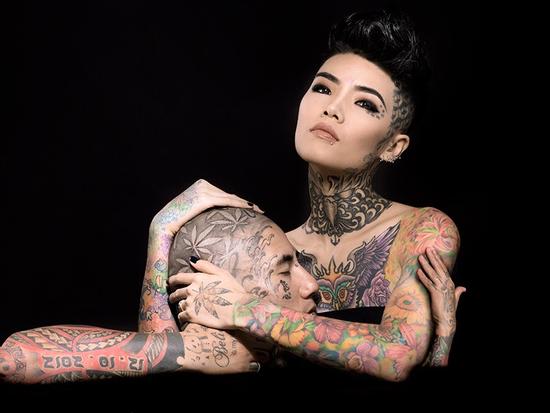 Hết bán nude, vợ chồng xăm hình phong phanh khoe hình xăm dưới thời tiết 9 độ C