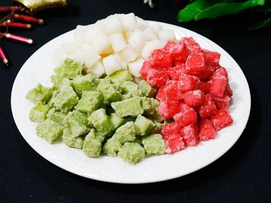 Tự làm mứt dừa viên 3 màu béo bùi, giòn ngọt đón xuân
