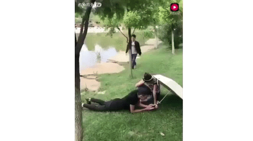 Thanh niên FA buồn đời không biết làm gì vào công viên chọc ghẹo các cặp đôi.-3