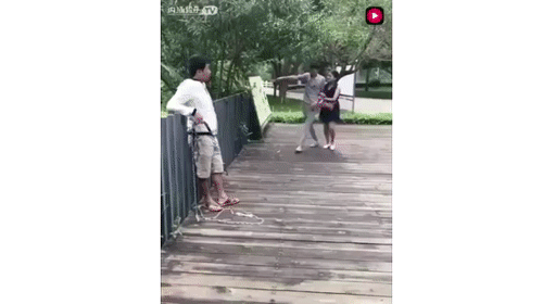 Thanh niên FA buồn đời không biết làm gì vào công viên chọc ghẹo các cặp đôi.-4