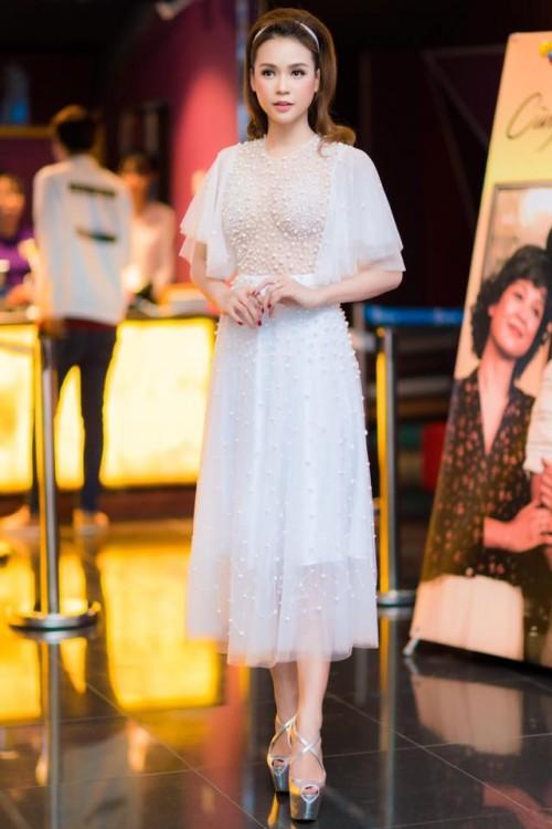 Không chỉ mê mệt màu trắng, Nhã Phương và ‘Bóng hồng 2 triệu đô’ của Trường Giang còn đụng hàng chan chát-13