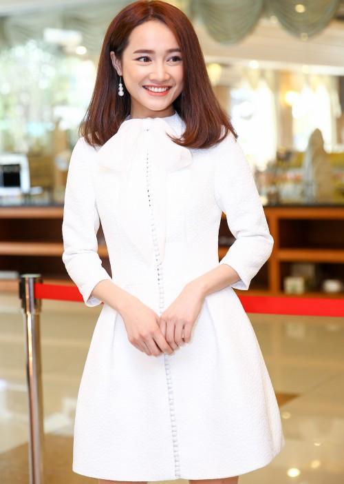 Không chỉ mê mệt màu trắng, Nhã Phương và ‘Bóng hồng 2 triệu đô’ của Trường Giang còn đụng hàng chan chát-2