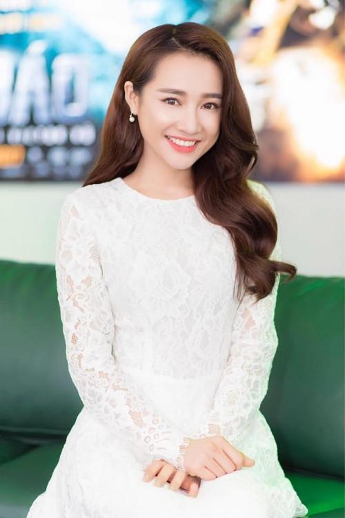 Không chỉ mê mệt màu trắng, Nhã Phương và ‘Bóng hồng 2 triệu đô’ của Trường Giang còn đụng hàng chan chát-4