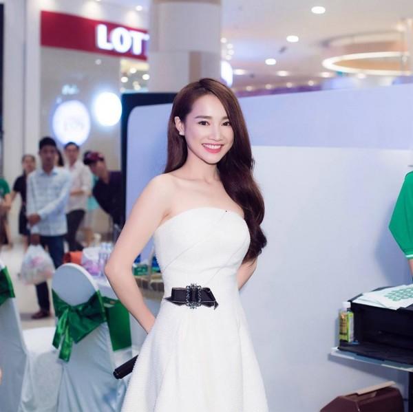 Không chỉ mê mệt màu trắng, Nhã Phương và ‘Bóng hồng 2 triệu đô’ của Trường Giang còn đụng hàng chan chát-5