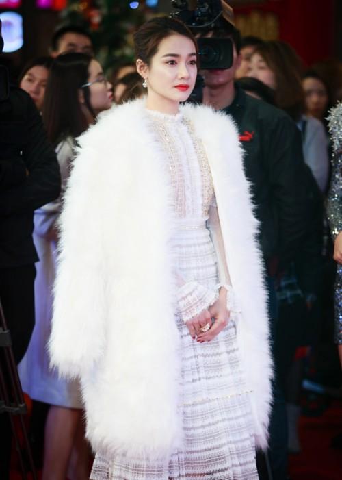 Không chỉ mê mệt màu trắng, Nhã Phương và ‘Bóng hồng 2 triệu đô’ của Trường Giang còn đụng hàng chan chát-7