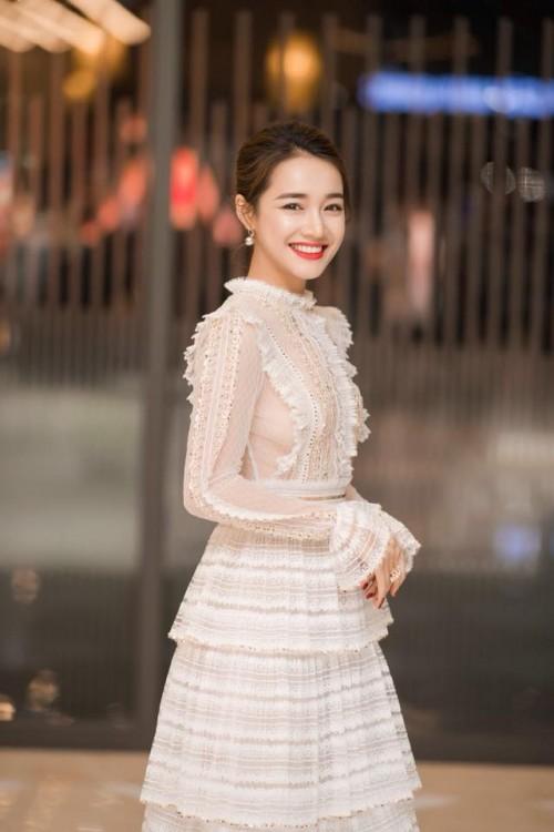 Không chỉ mê mệt màu trắng, Nhã Phương và ‘Bóng hồng 2 triệu đô’ của Trường Giang còn đụng hàng chan chát-8